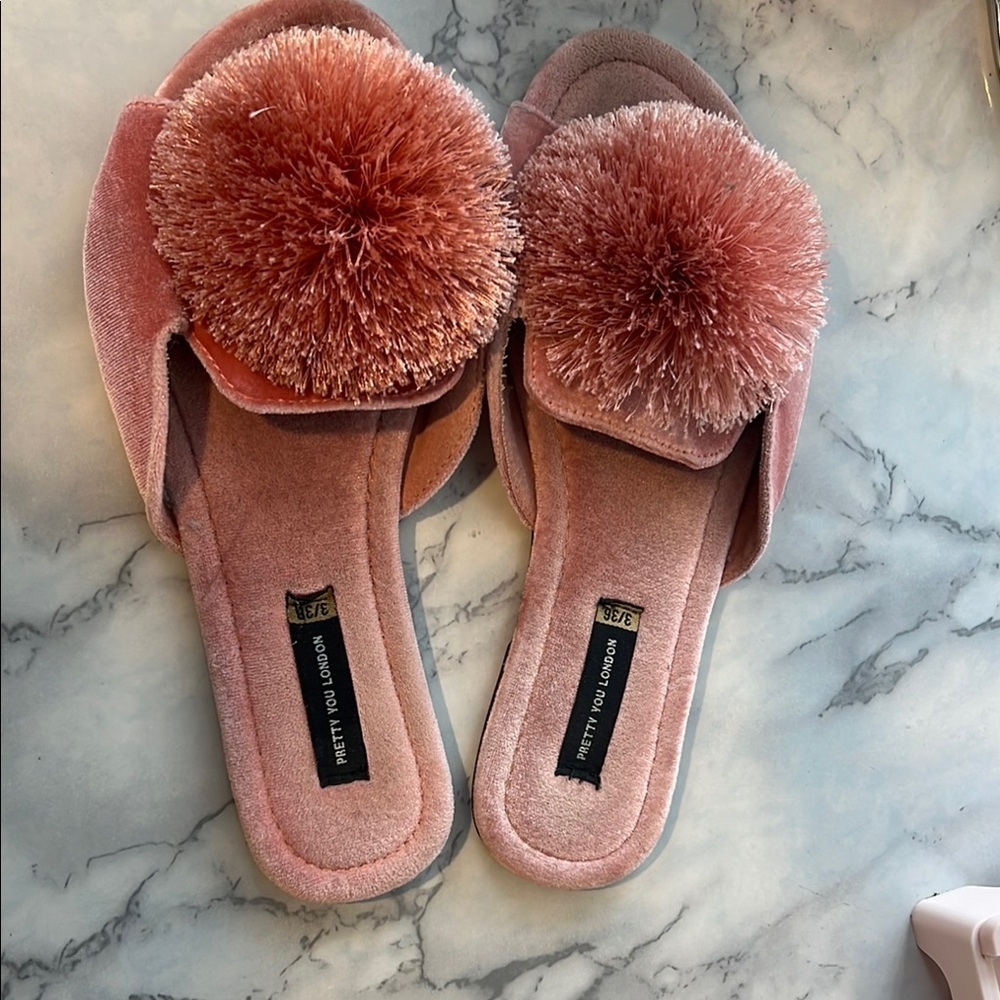 Cozy Pink Pom-Pom Slippers B04